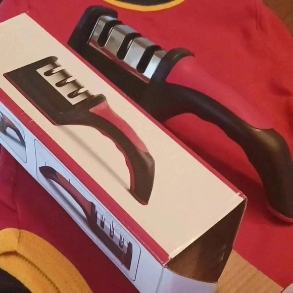 1pc Portable Knife Sharpener, Three Stage Knife Sharpener..RED...NWT.. - Picture 6 of 6